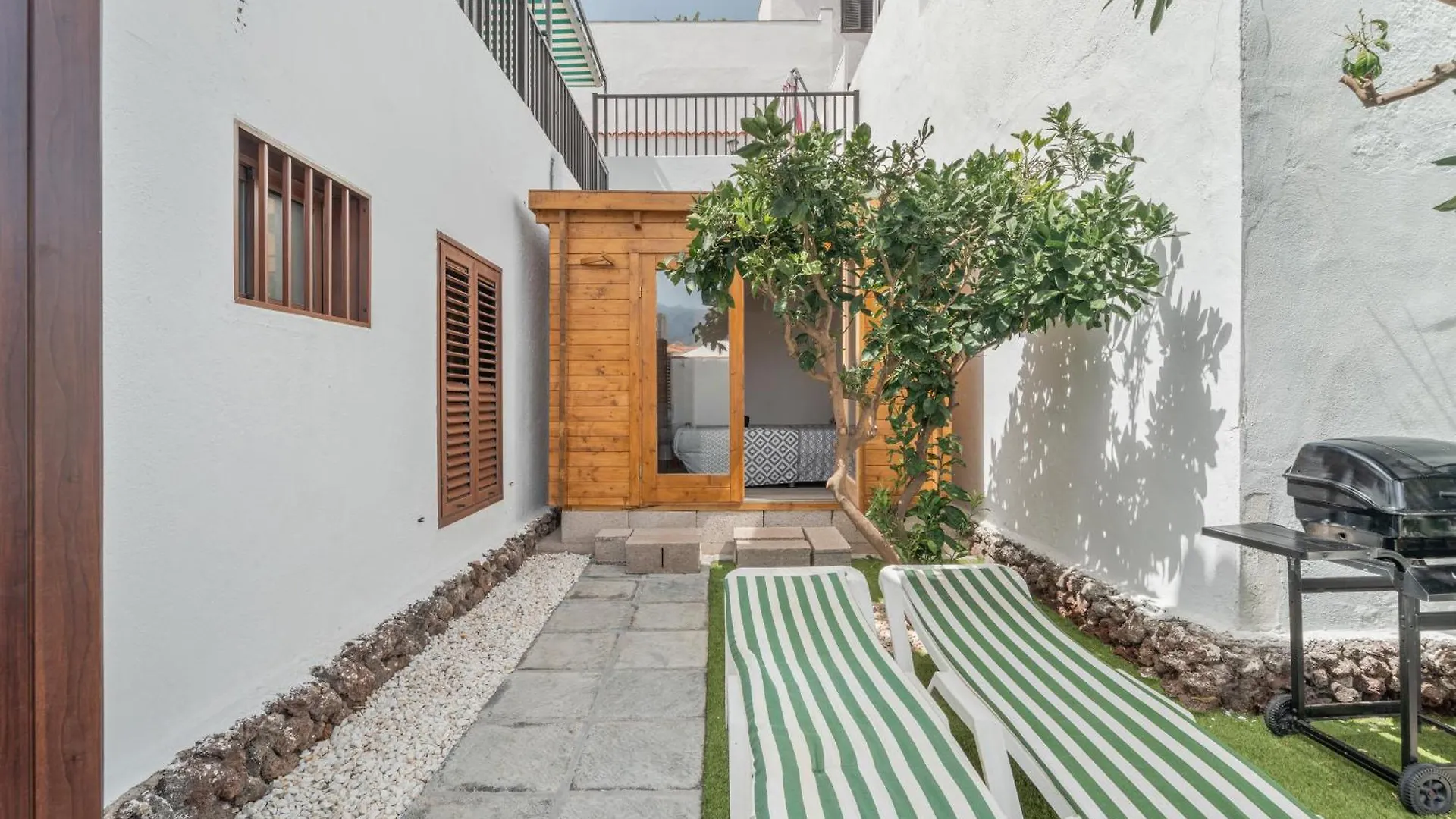הוילה אדחה Chiara Garden View בית נופש